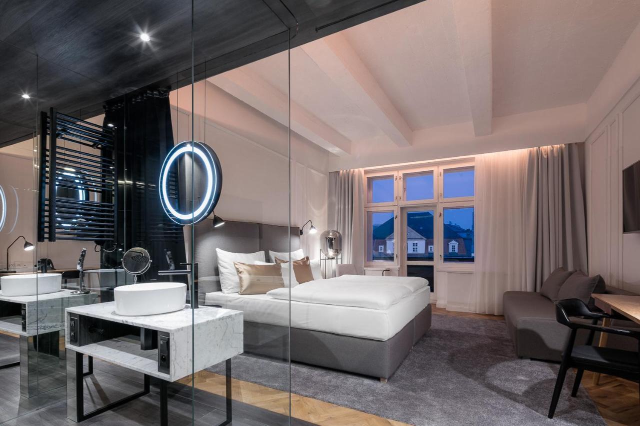 Familienzimmer mit Whirlpool-Badewanne und Balkon